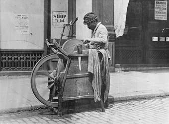 Un rémouleur londonien, 1894